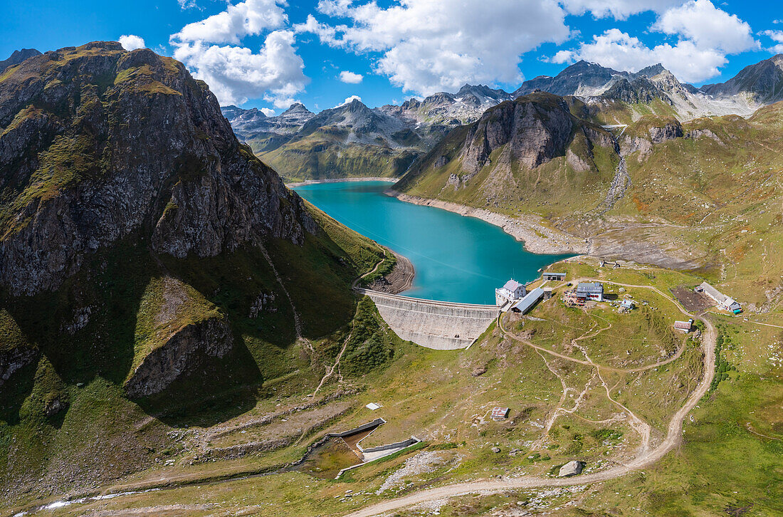 Blick auf den Vannino-See und den Staudamm mit dem Rifugio Margaroli. Formazza, Valle Formazza, Verbano Cusio Ossola, Piemont, Italien.