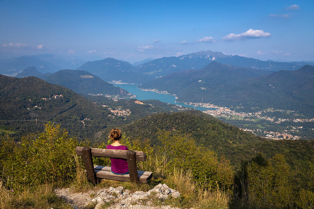 Blick vom Gipfel des Poncione di Ganna auf den Kanton Tessin in der Schweiz und den Luganer See. Cuasso al Monte, Bezirk Varese, Lombardei, Italien.