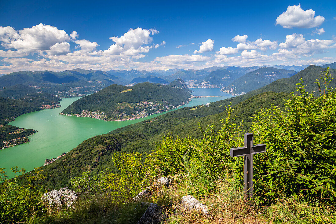 Blick auf den Ceresio-See von den Befestigungsanlagen der Linea Cadorna auf dem Monte Orsa und dem Monte Pravello. Viggiù, Bezirk Varese, Lombardei, Italien.