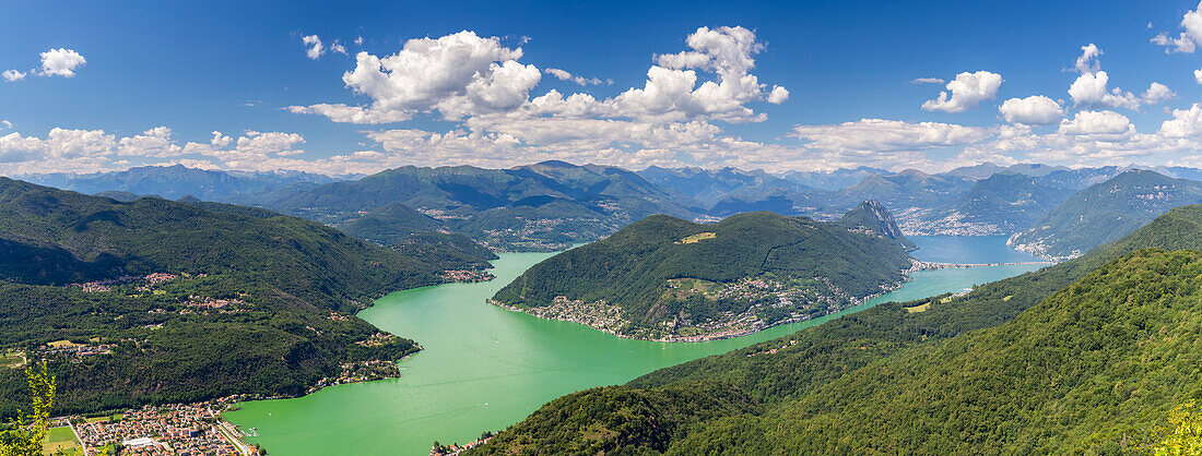 Blick auf den Ceresio-See von den Befestigungsanlagen der Linea Cadorna auf dem Monte Orsa und dem Monte Pravello. Viggiù, Bezirk Varese, Lombardei, Italien.