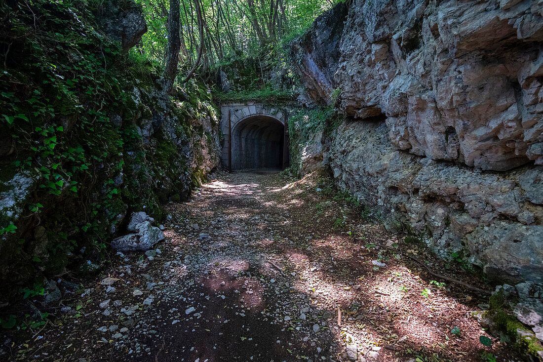 Blick auf den Eingang der Bunker und Artilleriestellungen im Inneren des Monte Orsa und des Monte Pravello, Teil der Linea Cadorna. Viggiù, Bezirk Varese, Lombardei, Italien.