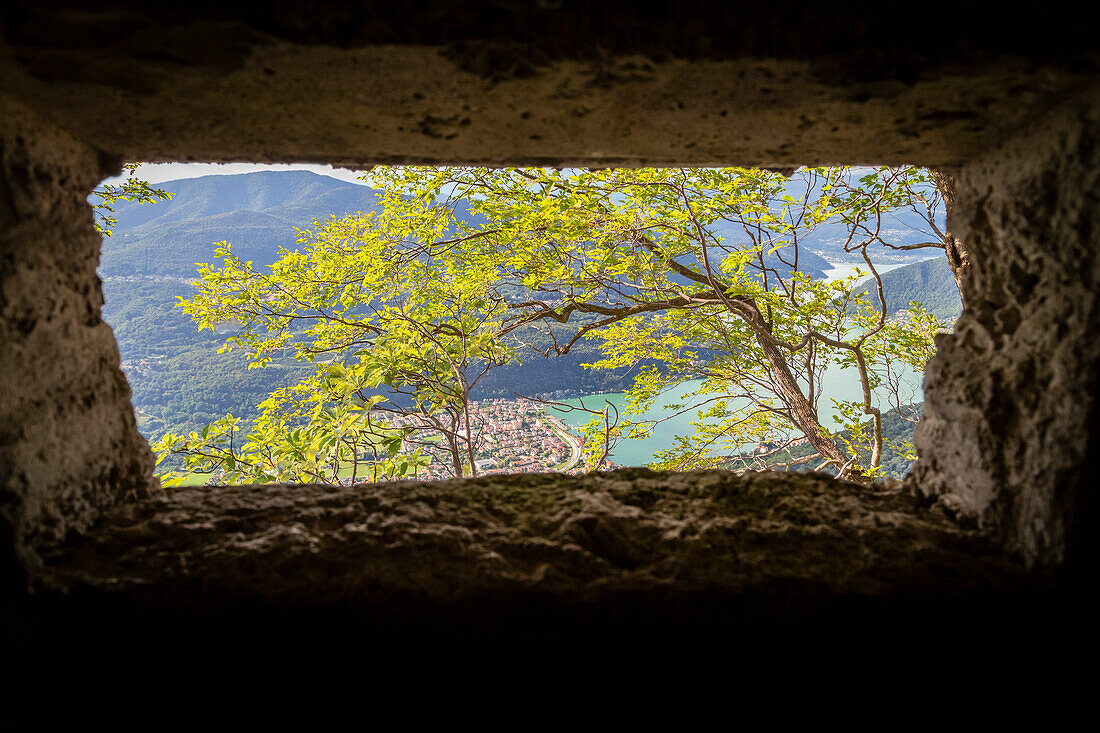 Blick auf den Ceresio-See aus einem Betonfenster innerhalb der Befestigungsanlagen der Linea Cadorna auf dem Monte Orsa und dem Monte Pravello. Viggiù, Bezirk Varese, Lombardei, Italien.