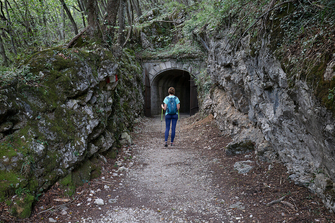 Blick auf einen Wanderer, der die Bunker und Artilleriestellungen im Inneren des Monte Orsa und des Monte Pravello betritt, die Teil der Linea Cadorna sind. Viggiù, Bezirk Varese, Lombardei, Italien.
