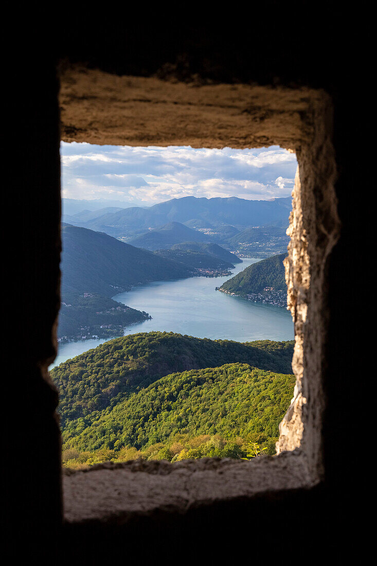 Blick auf den Ceresio-See aus einem Betonfenster innerhalb der Befestigungsanlagen der Linea Cadorna auf dem Monte Orsa und dem Monte Pravello. Viggiù, Bezirk Varese, Lombardei, Italien.