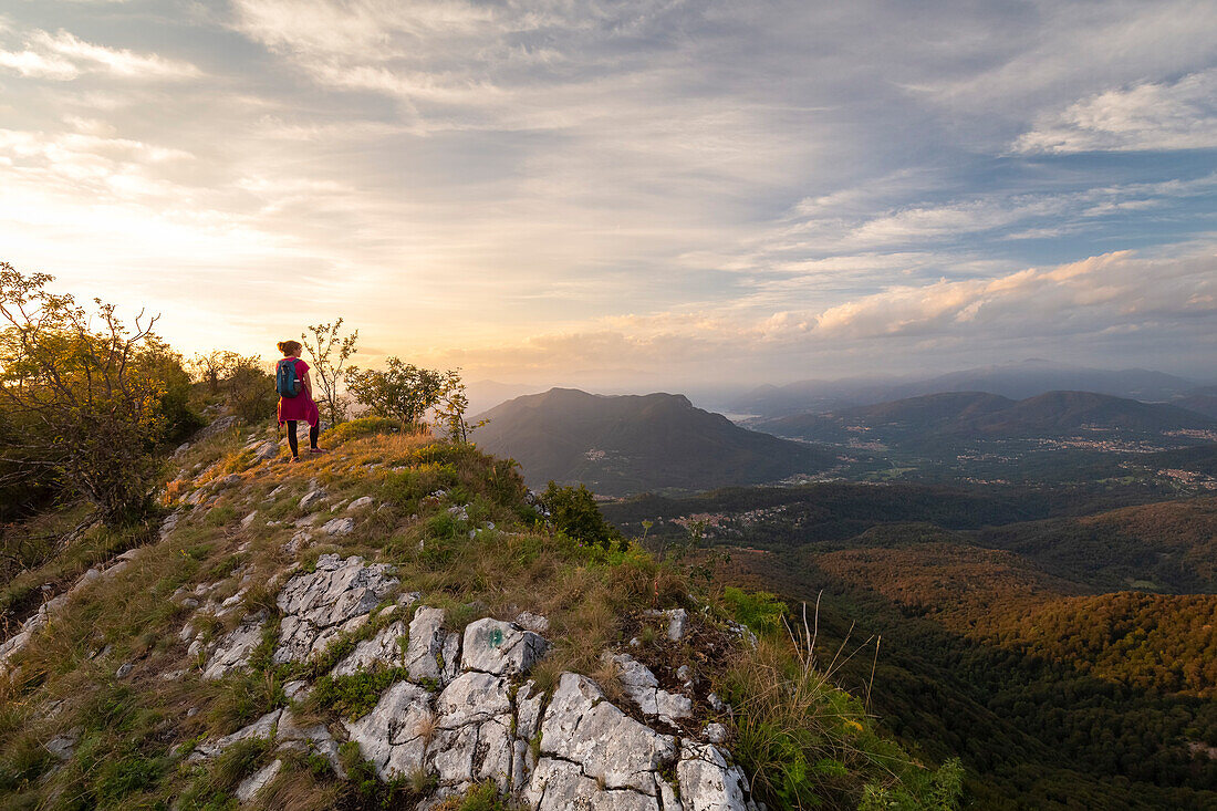 Blick auf die Berge um den Campo dei Fiori vom Aussichtspunkt Punta di Mezzo bei Sonnenuntergang. Campo dei Fiori, Varese, Parco Campo dei Fiori, Lombardei, Italien.