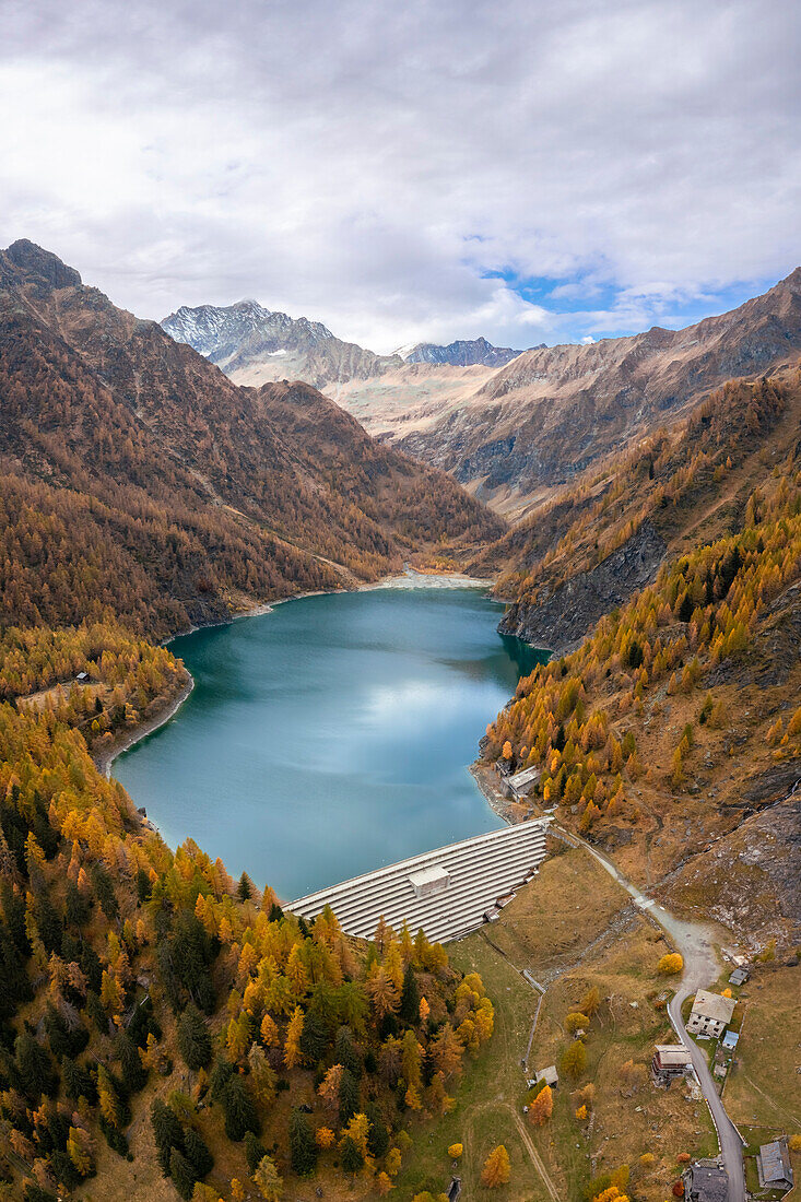 Blick auf den Lago dei Cavalli und seinen Damm mit dem Pizzo d'Andolla. Alpe Cheggio, Antrona-Tal, Piemont, Verbano Cusio Ossola, Italien.