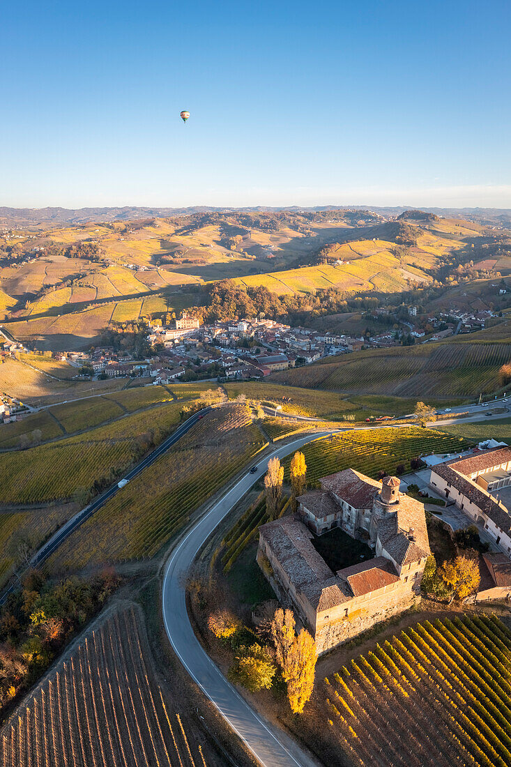 Luftaufnahme der kurvenreichen Straße, die zum Castello di La Volta führt. Barolo, Weinanbaugebiet Barolo, Langhe, Piemont, Italien, Europa.