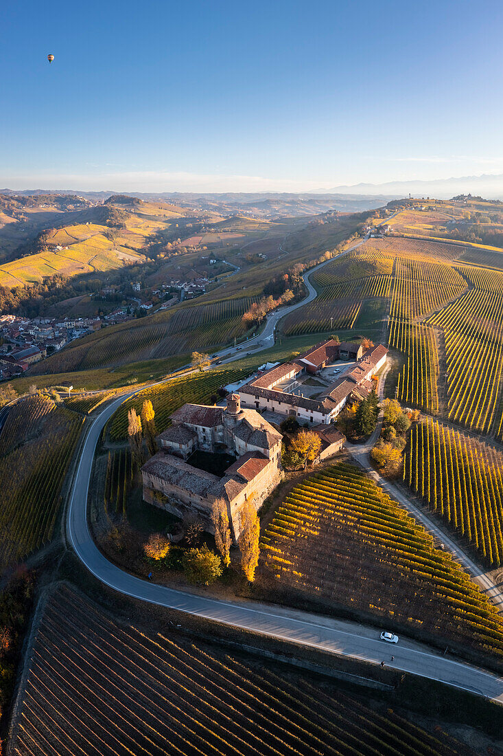 Luftaufnahme der kurvenreichen Straße, die zum Castello di La Volta führt. Barolo, Weinanbaugebiet Barolo, Langhe, Piemont, Italien, Europa.
