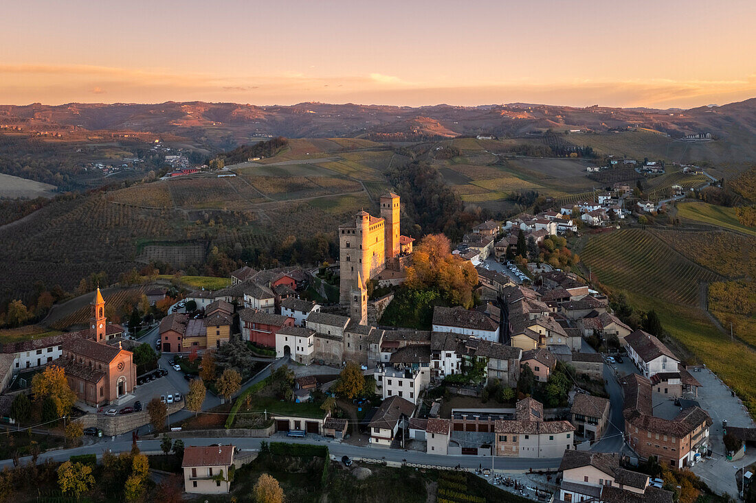 Luftaufnahme der mittelalterlichen Stadt Serralunga d'Alba und ihres Schlosses im Herbst. Serralunga d'Alba, Langhe, Piemont, Italien, Europa.