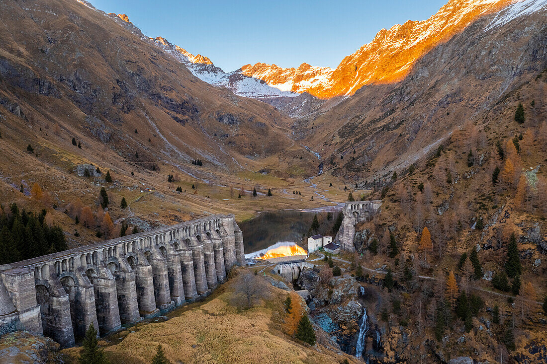 Blick auf die Ruinen der Diga del Gleno. Pianezza, Vilminore di Scalve, Scalve-Tal, Lombardei, Provinz Bergamo, Italien.