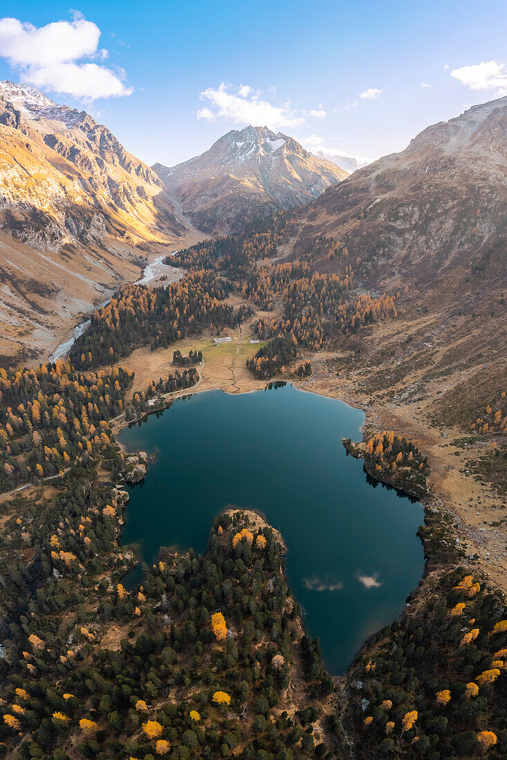 Luftaufnahme des Cavloc-Sees im Herbst. Malojapass, Val Forno, Kanton Graubünden, Engadin, Schweiz.
