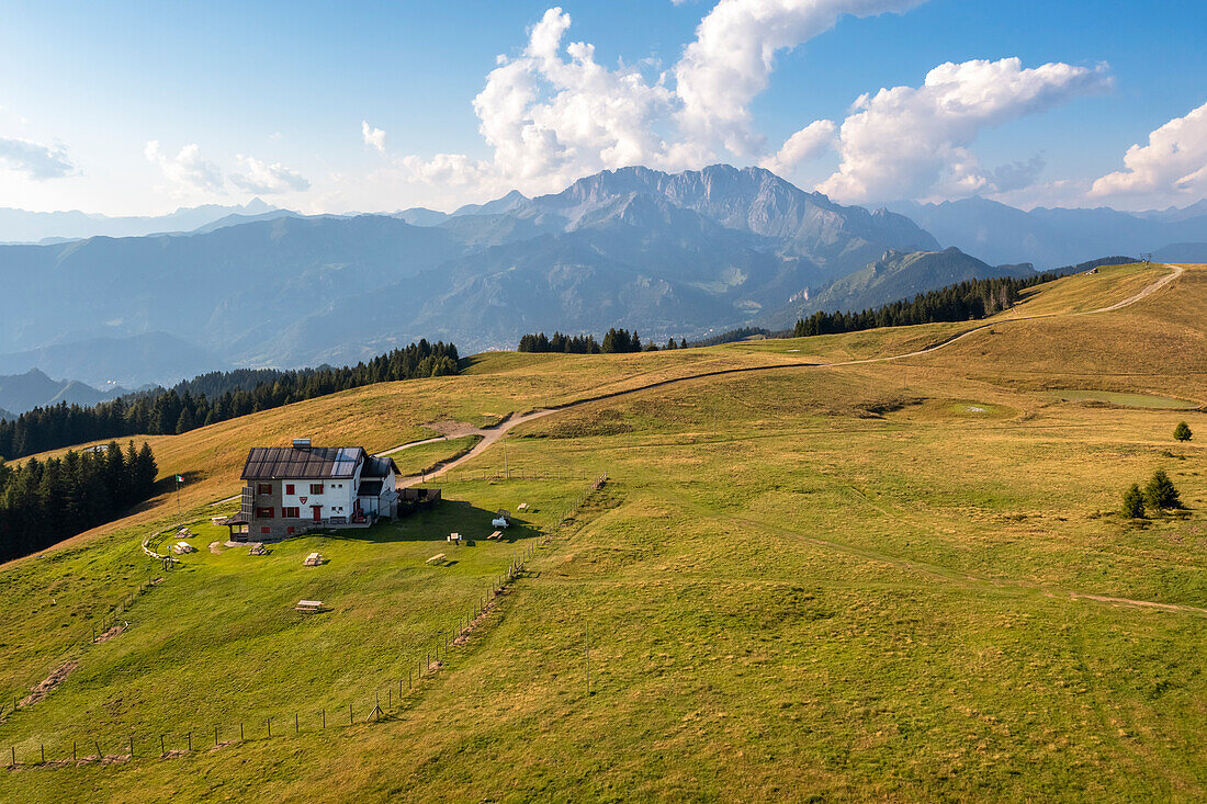 Luftaufnahme der Magnolini-Hütte im Sommer. Monte Alto, Costa Volpino, Bezirk Bergamo, Lombardei, Italien.