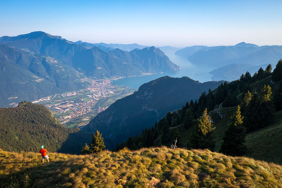 Luftaufnahme des Iseo-Sees vom Gipfel des Monte Alto im Sommer. Monte Alto, Costa Volpino, Bezirk Bergamo, Lombardei, Italien.