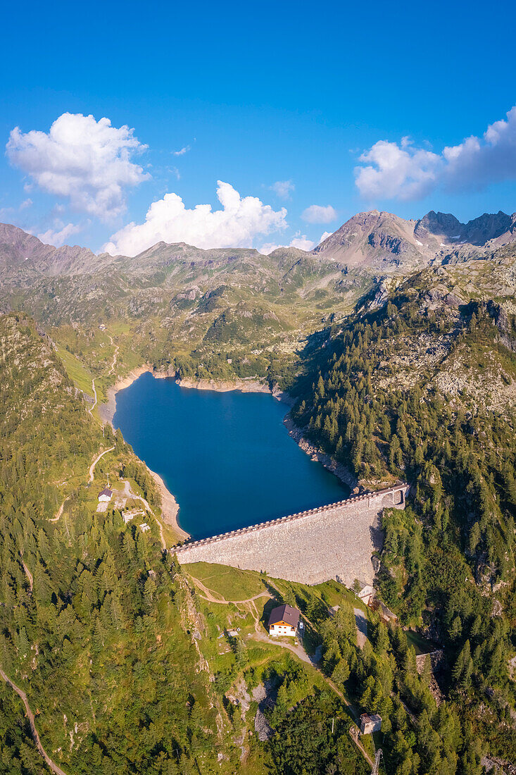 Sommerlicher Blick auf den Lago di Fregabolgia. Carona, Val Brembana, Alpi Orobie, Bergamo, Provinz Bergamo, Lombardei, Italien, Europa.