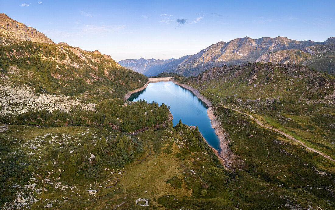 Sommerlicher Blick auf den Lago di Fregabolgia. Carona, Val Brembana, Alpi Orobie, Bergamo, Provinz Bergamo, Lombardei, Italien, Europa.