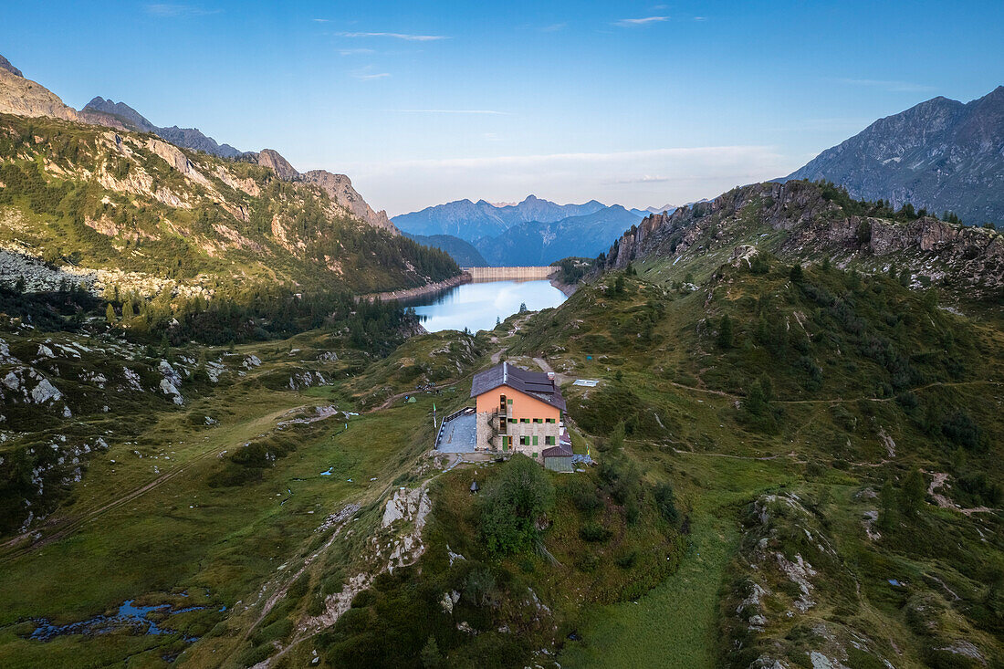 Blick auf das Rifugio Calvi und den Fregabolgia-See bei Sonnenaufgang. Carona, Val Brembana, Alpi Orobie, Bergamo, Provinz Bergamo, Lombardei, Italien, Europa.