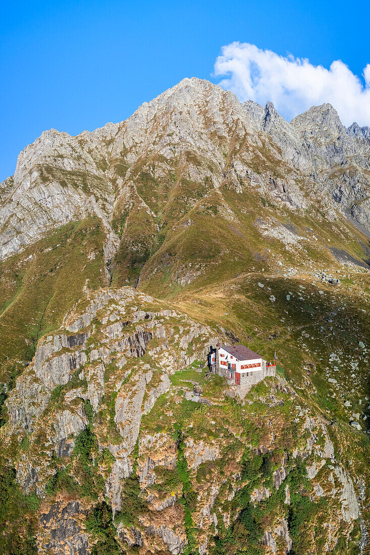 Luftaufnahme des Rifugio Merelli al Coca auf einer Klippe über der Stadt Valbondione. Valbondione, Seriana-Tal, Lombardei, Provinz Bergamo, Italien.