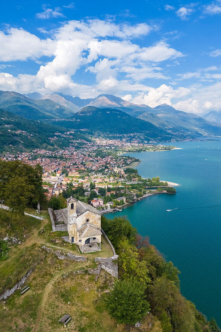 Luftaufnahme der Kirche von Sant'Eufemia in Musso mit Blick auf den Comer See. Musso, Bezirk Como, Comer See, Lombardei, Italien