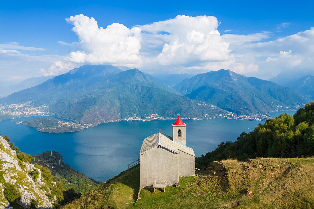 Luftaufnahme der Kirche San Bernardo auf den Hügeln über Musso mit Blick auf den Comer See. Musso, Bezirk Como, Comer See, Lombardei, Italien.