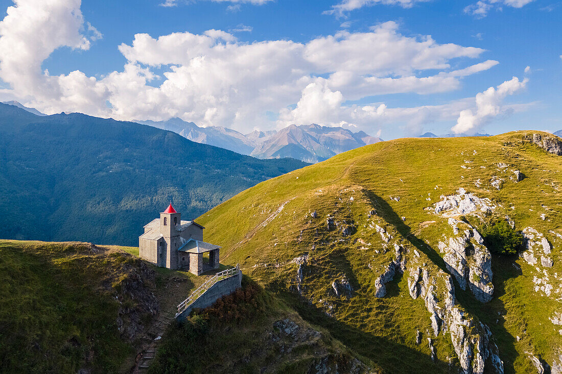 Luftaufnahme der Kirche San Bernardo auf den Bergen über Musso. Musso, Bezirk Como, Comer See, Lombardei, Italien.