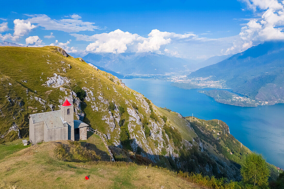Luftaufnahme der Kirche San Bernardo auf den Bergen über Musso mit Blick auf den Comer See. Musso, Bezirk Como, Comer See, Lombardei, Italien.