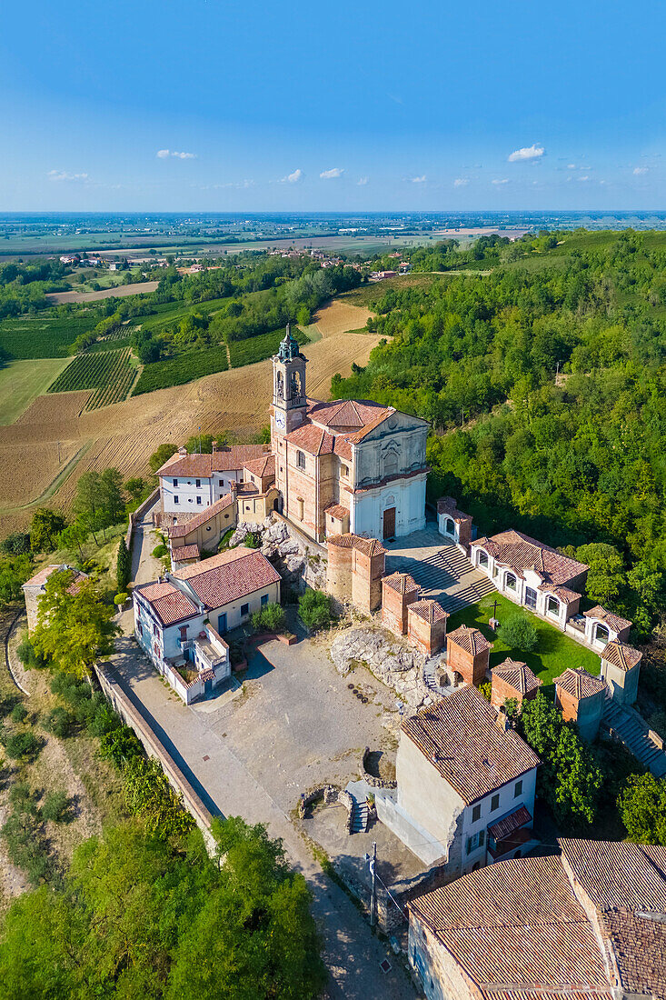 Luftaufnahme des Santuario della Passione oder Santuario Santa Maria mit dem heiligen Berg. Torricella Verzate, Oltrepo Pavese, Bezirk Pavia, Lombardei, Italien.