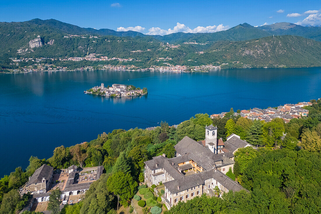 Luftaufnahme des Sacro Monte von Orta und der Insel San Giulio am Orta-See im Sommer. Orta-See, Provinz Novara, Piemont, Italien.