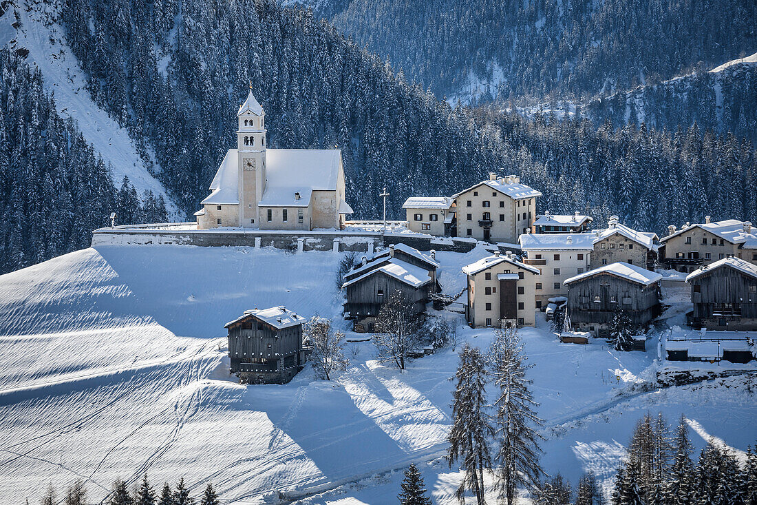 Italien, Venetien, Belluno, Agordino, Alpendorf Colle Santa Lucia im Winter, Dolomiten
