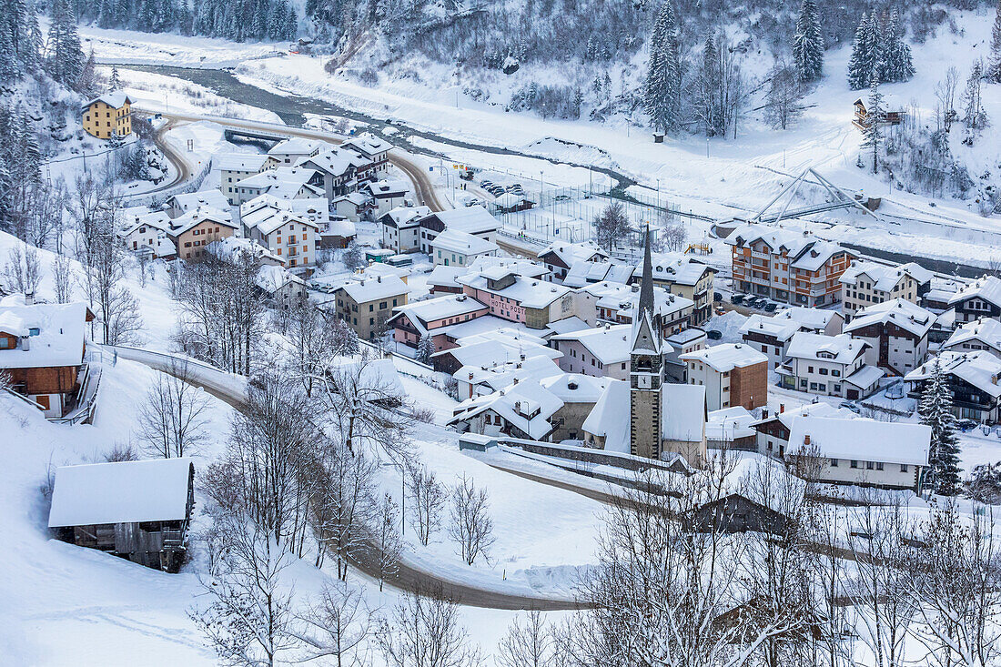 Höhenansicht von Caprile im Winter, Gemeinde Alleghe, Belluno, Venetien, Italien