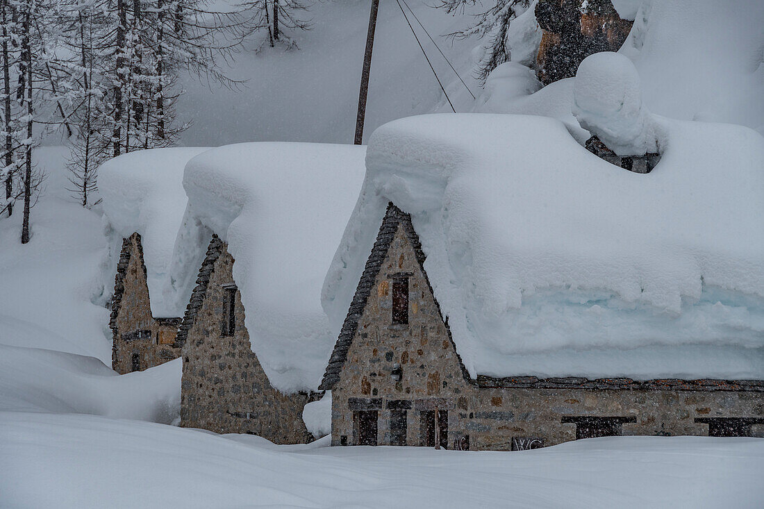 Crampiolo mit Schnee bedeckt, Devero-Tal, Piemont, Italien, Europa