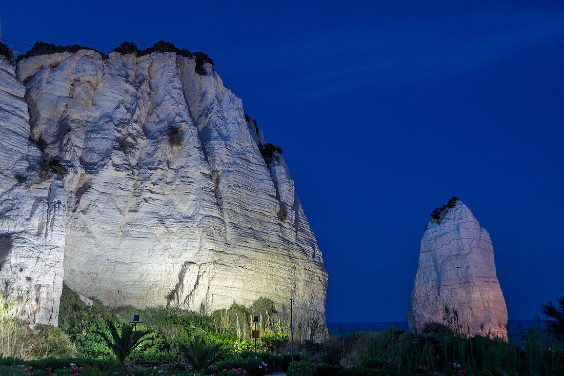 Pizzomunno bei Nacht, Vieste, Gargano, Apulien, Italien, Europa