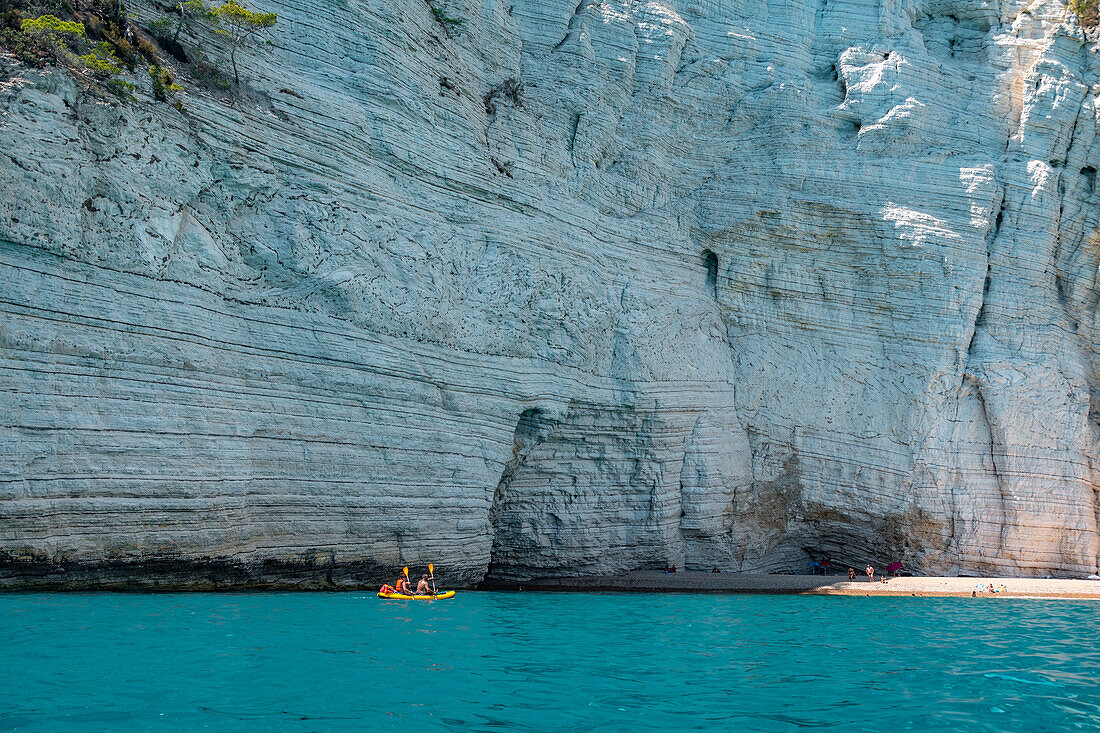 Kajakfahren in der Nähe der weißen und hohen Klippe von Vignanotica, Vieste, Gargano, Apulien, Italien, Europa