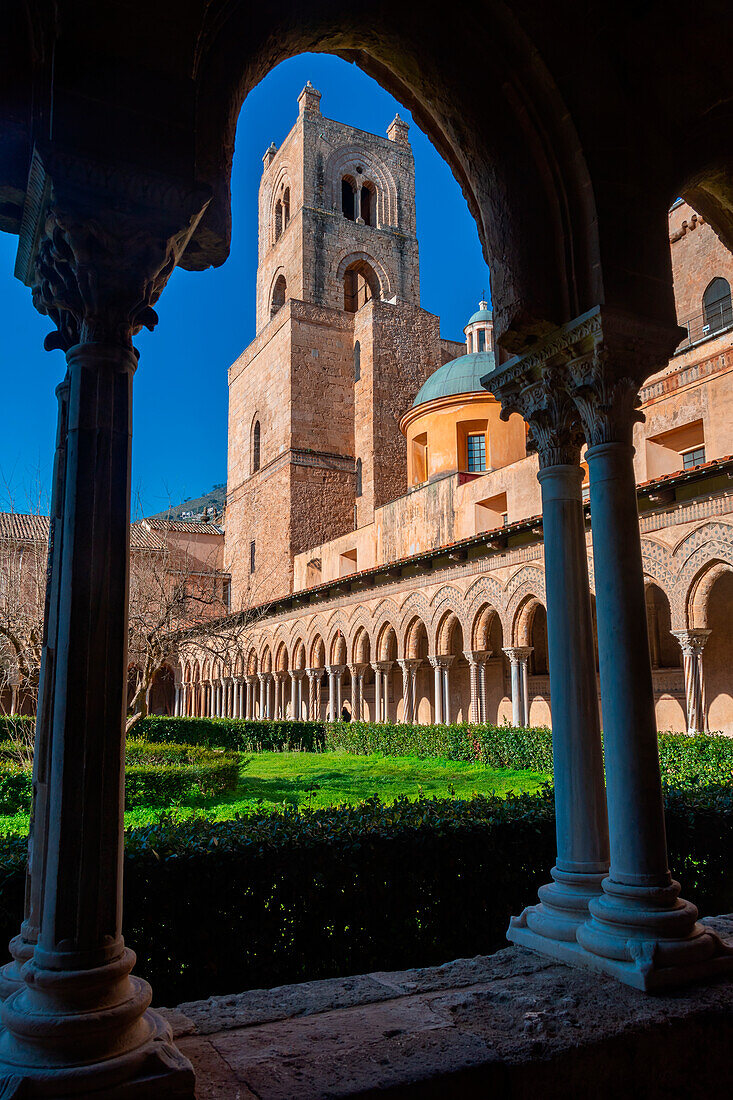 Monreale, ein Blick auf die Kathedrale Santa Maria Nuova di Monreale vom Kreuzgang der Basilika aus,Sizilien,Italien