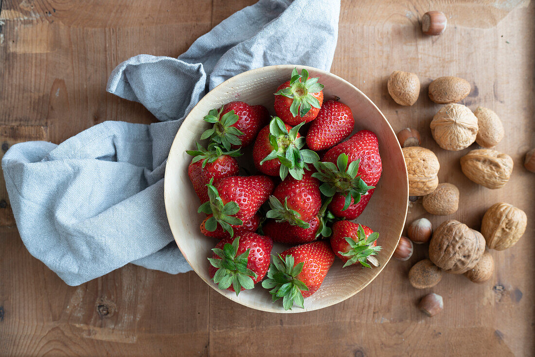 Erdbeeren, eine süße, weiche, rote Frucht mit einer mit Samen besetzten Oberfläche