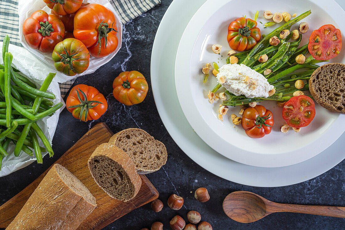 Grüner Bohnensalat, Tomaten, Haselnüsse und frischer Ricotta: Lebensmittel, die unsere Gesundheit fördern