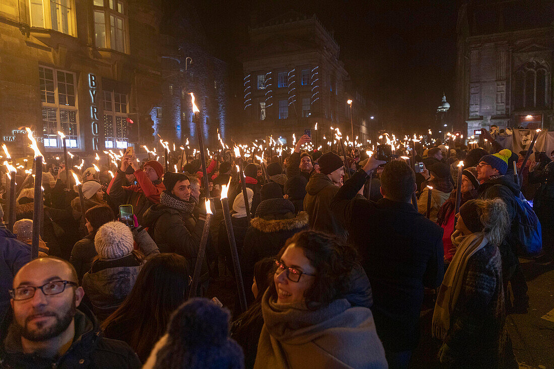 Europa, Vereinigtes Königreich, Großbritannien, Schottland. Fackelzug zum Hogmanay