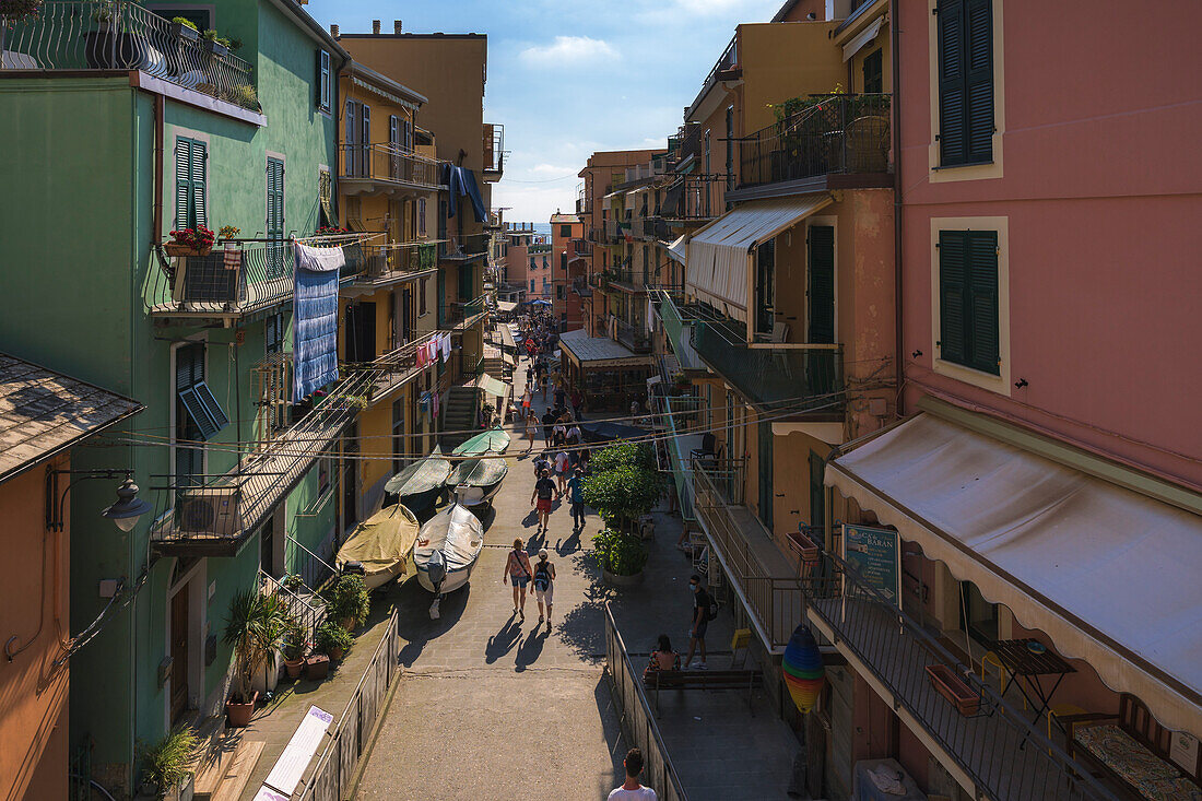 Touristen beim Spaziergang in Manarola, Cinque Terre, Provinz La Spezia, Ligurien, Italien, Europa