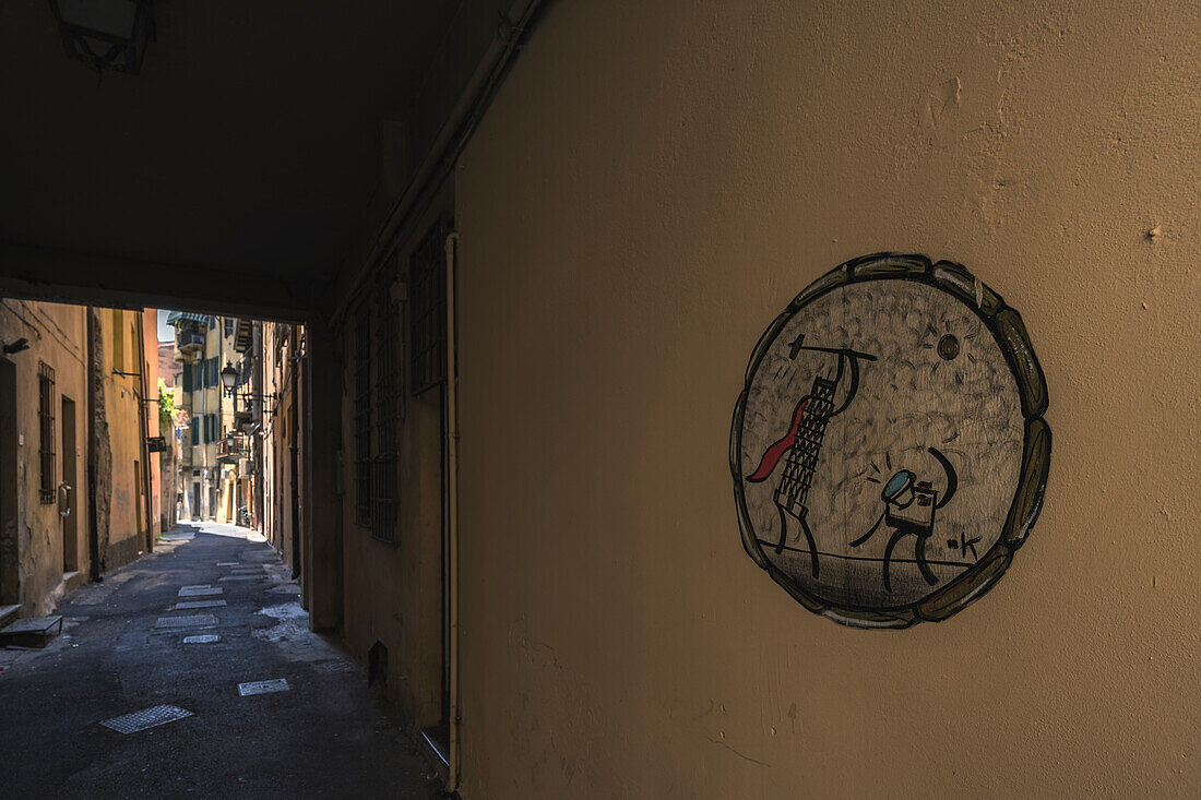 Ein Straßenkunstwerk in einer kleinen Straße in Pisa, Toskana, Italien, Europa