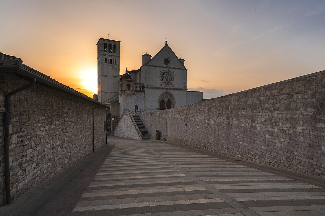Piazza inferiore di San Francesco, Basilica of St. Francis of Assisi (Basilica di San Francesco d'Assisi) Assisi, Umbria, Italy, Europe