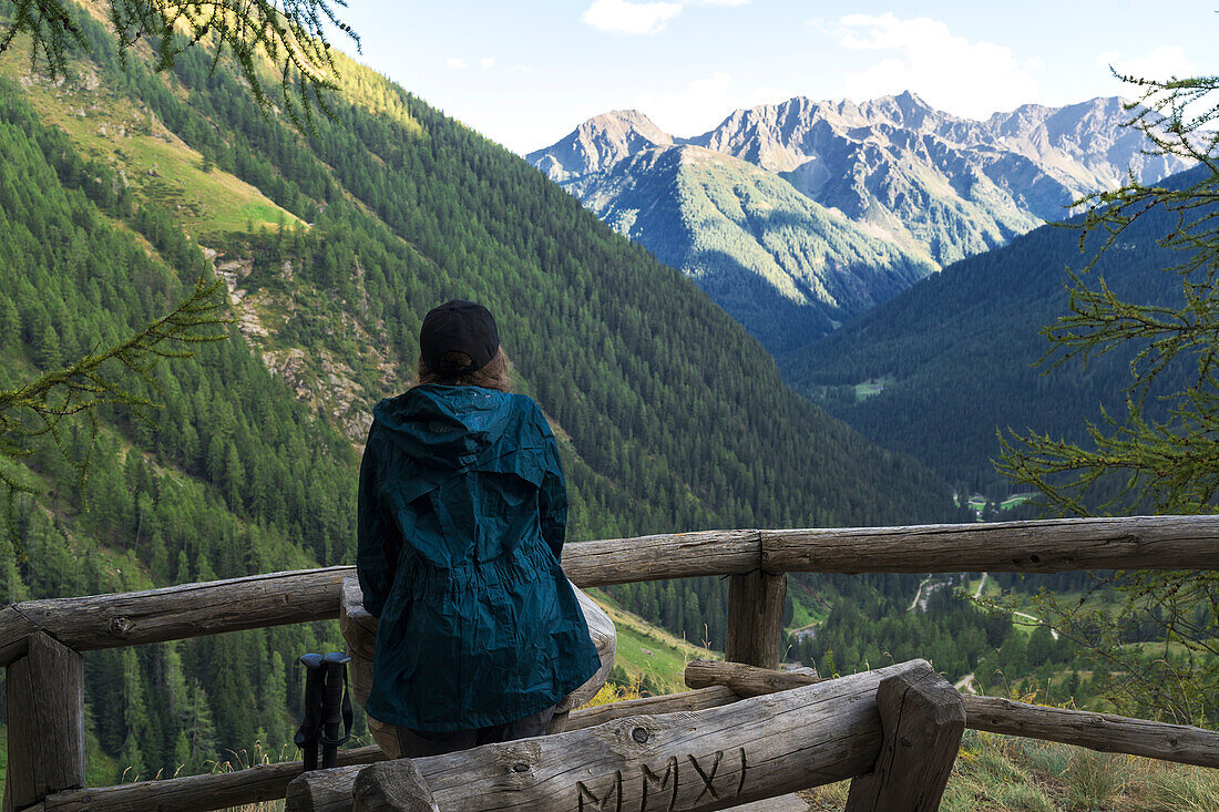 Ein junges Mädchen bewundert die Landschaft vom Aussichtspunkt in der Nähe der Saent-Wasserfälle, Piazzola, Rabbi, Rabbi Ralley, Autonome Provinz Trient, Trentino Südtirol/Südtirol, Italien