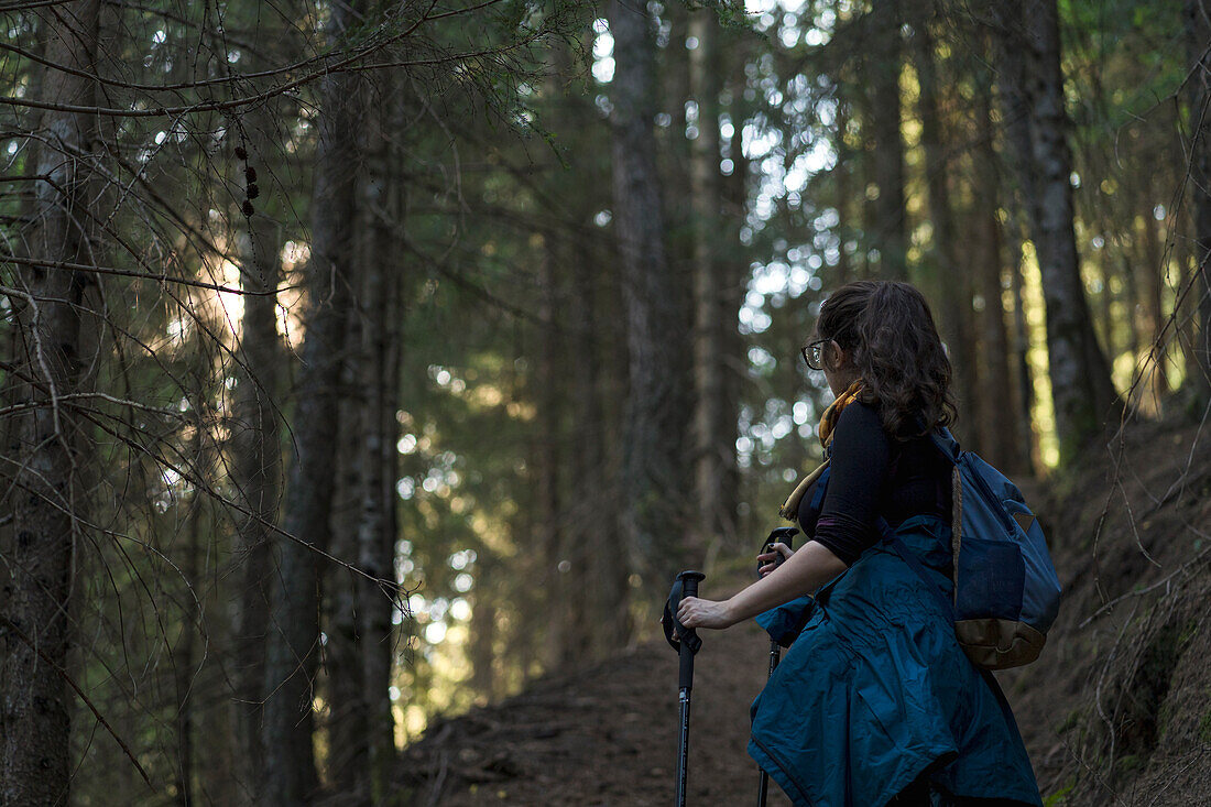 Ein junges Mädchen schaut auf die Landschaft im Wald, Rabbi, Rabbital, Autonome Provinz Trient, Trentino Alto-Adige/Sudtirol, Italien