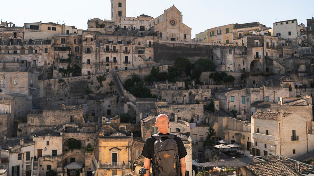 Ein junger Mann bewundert die schöne Stadt Matera. Matera, Basilikata, Italien, Europa
