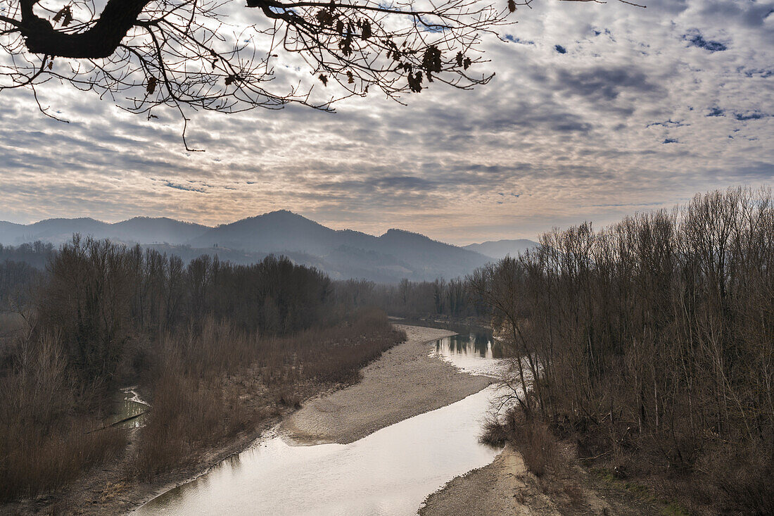 Der Fluss Reno im Winter. Sasso Marconi, Metropolitanstadt Bologna, Emilia Romagna, Italien, Europa.