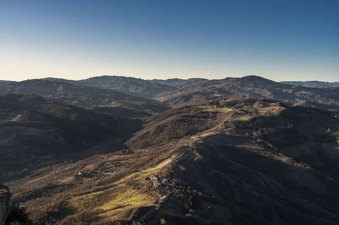 Landschaft vom Gipfel des Monte Adone bei Brento entlang des Götterweges. Monzuno, Metropolitanstadt Bologna, Emilia Romagna, Italien, Europa.