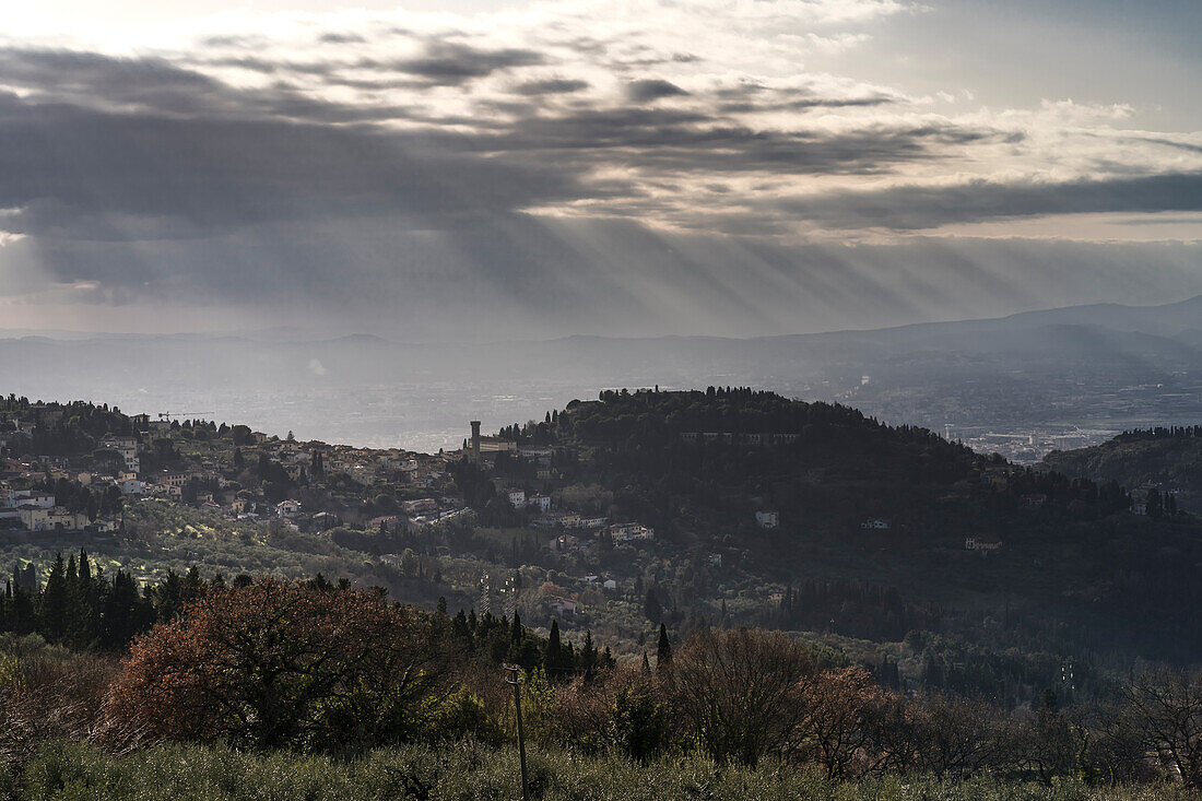 Die Stadt Fiesole von einem Weg in den Pfad der Götter. Fiesole, Metropolitanstadt von Florenz, Toskana, Italien, Europa.