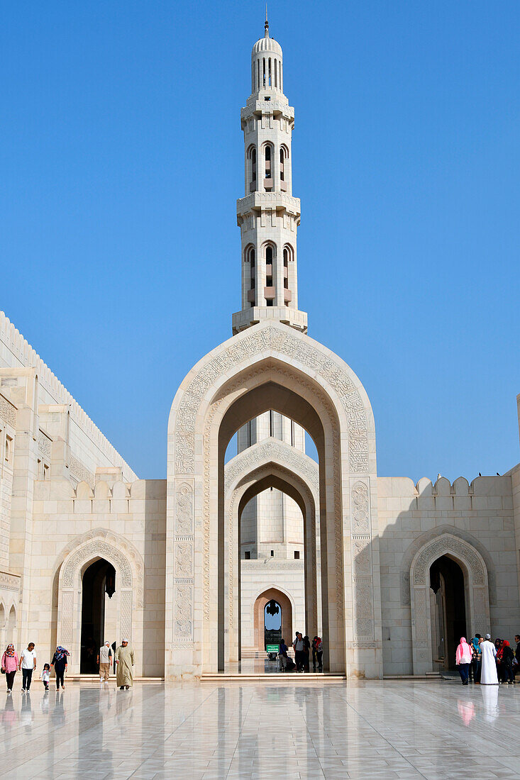 Sultan Qaboos Grand Mosque, Muscat, Sultanate of Oman, Middle East.
