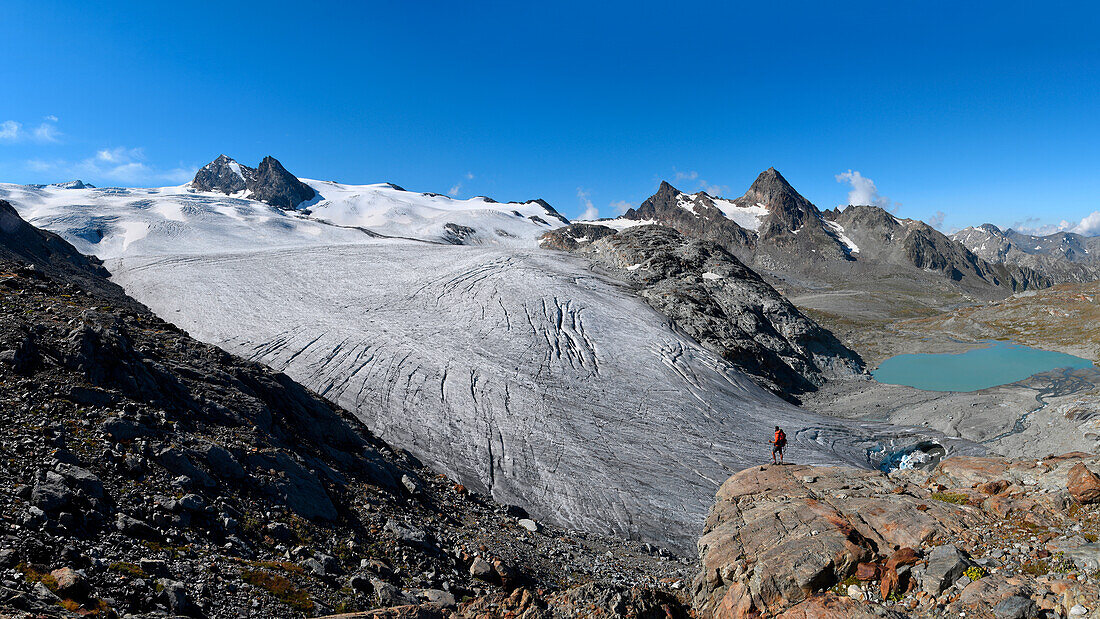 Wanderer bewundern den Rutor-Gletscher in der Nähe der Deffeyes-Hütte, Rutor, Vedette und Grand Assaly-Gipfel im Hintergrund, La Thuile-Tal, Aostatal, Italien, Europa