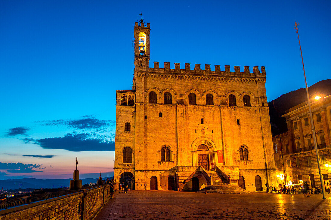 Gubbio, Consoli's Palast und Piazza Signoria (Grande) bei Sonnenuntergang, Umbrien, Italien, Europa