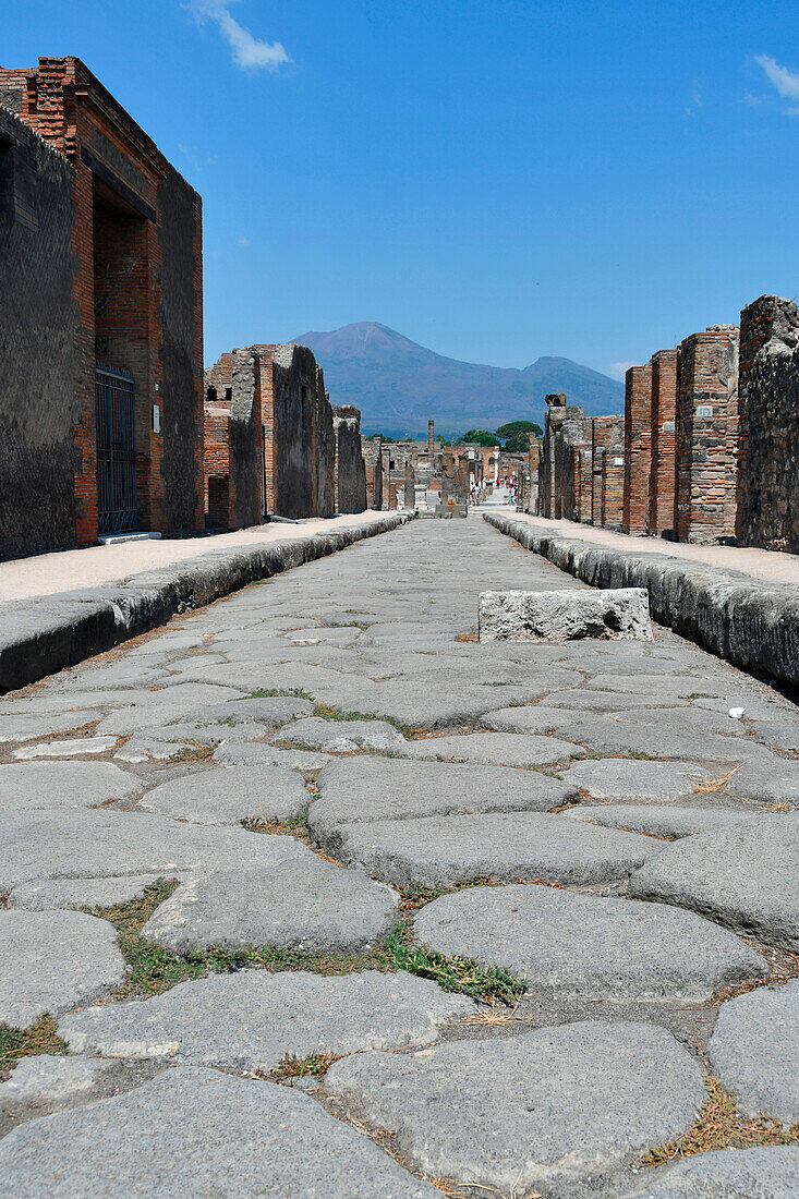 Das Dorf Pompei mit dem Vesuv im Hintergrund, Bezirk Neapel, Kampanien, Italien