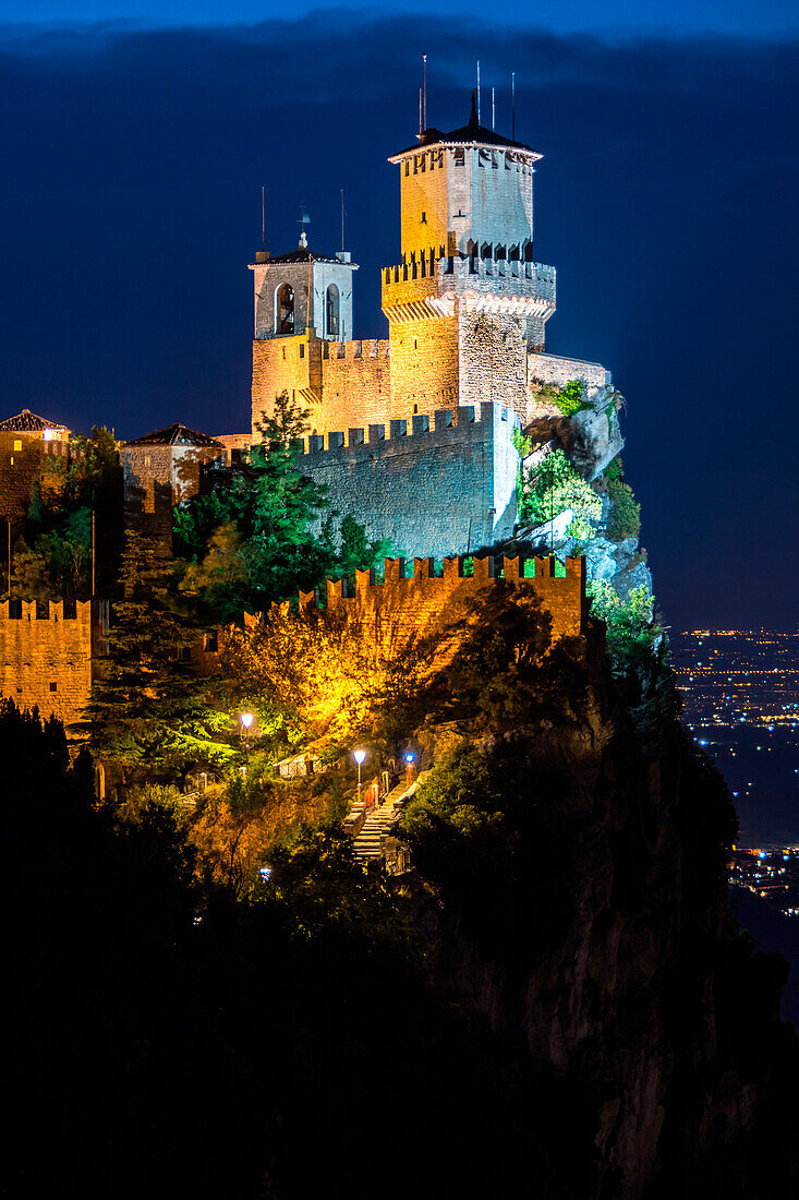 Stadt San Marino. Republik San Marino bei Nacht, Europa. Die Festung von Guaita auf dem Monte Titano,(Italien)